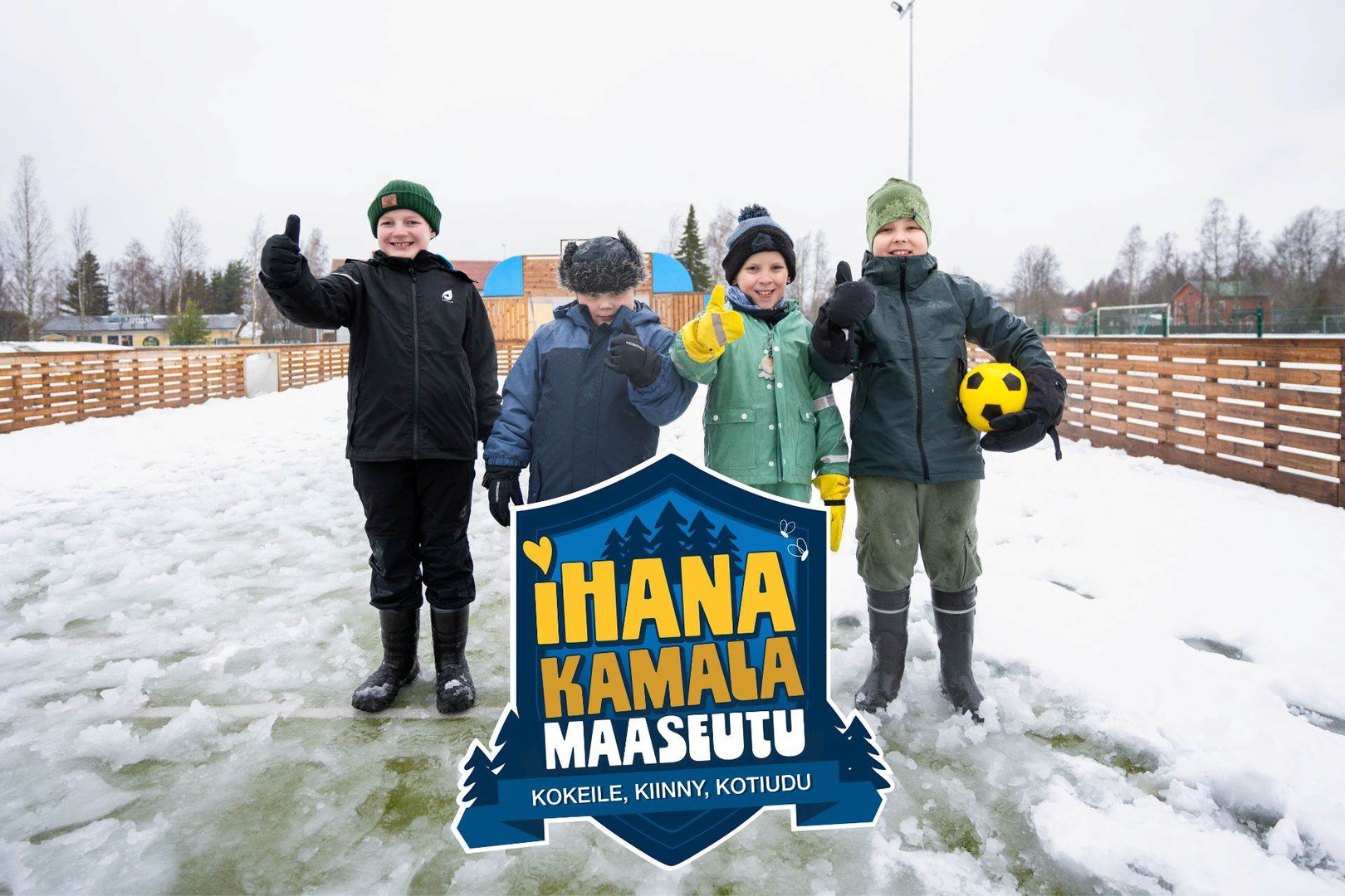 Ihana kamala maaseutu -hankelogo ja lapset ympärillä näytämässä peukkua talvimaisemassa