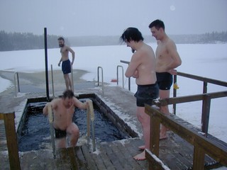 Kuva avantouimareista laiturilla